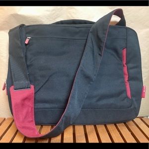 Black/Red Belkin Messenger 17” Laptop Shoulder Bag